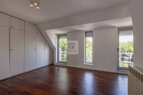 Apartamento T3 Duplex na Foz do Douro com 2 Varandas e Estacionamento