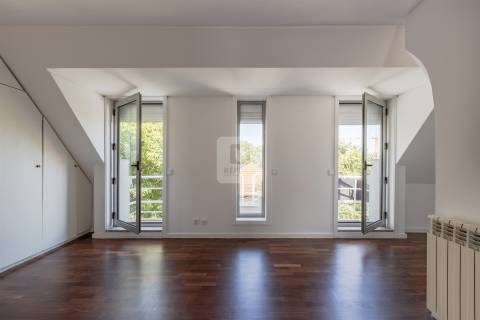 Apartamento T3 Duplex na Foz do Douro com 2 Varandas e Estacionamento