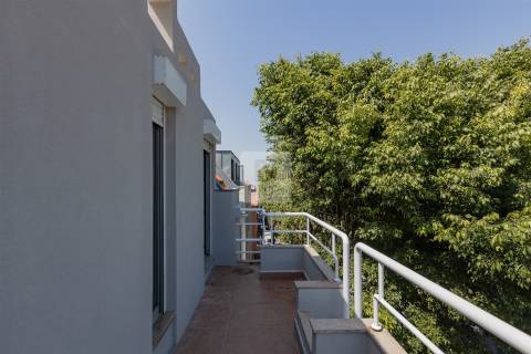 Apartamento T3 Duplex na Foz do Douro com 2 Varandas e Estacionamento