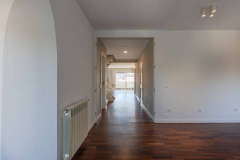 Apartamento T3 Duplex na Foz do Douro com 2 Varandas e Estacionamento