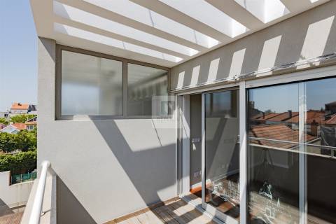 Apartamento T3 Duplex na Foz do Douro com 2 Varandas e Estacionamento