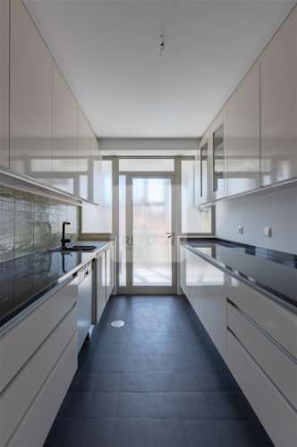 Apartamento T3 Duplex na Foz do Douro com 2 Varandas e Estacionamento