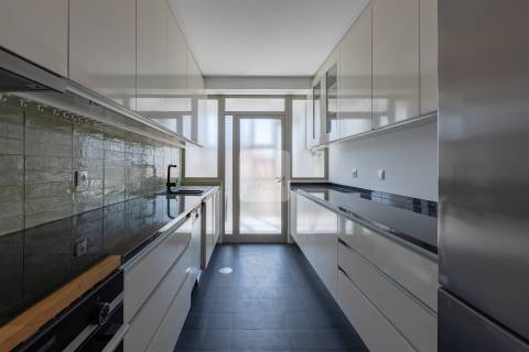 Apartamento T3 Duplex na Foz do Douro com 2 Varandas e Estacionamento
