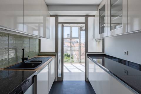 Apartamento T3 Duplex na Foz do Douro com 2 Varandas e Estacionamento