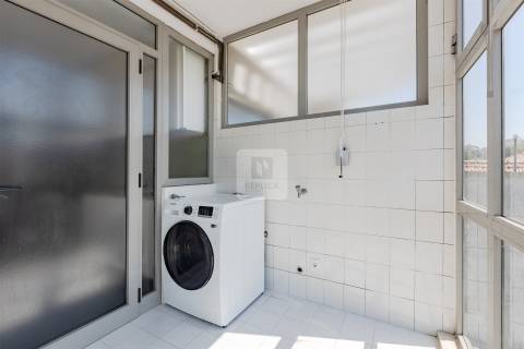 Apartamento T3 Duplex na Foz do Douro com 2 Varandas e Estacionamento