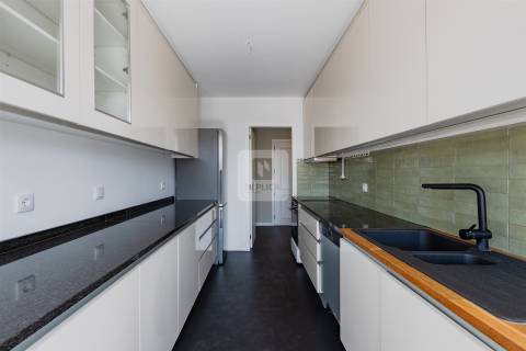 Apartamento T3 Duplex na Foz do Douro com 2 Varandas e Estacionamento