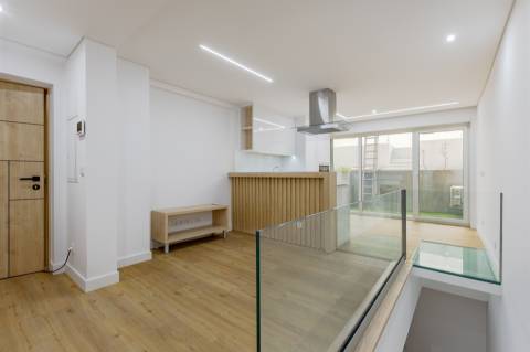 Estúdio/Apartamento TO Dúplex com Varanda/Jardim Privativo de 12.95m2 | Centro da Baixa do Porto