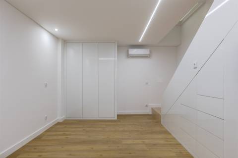 Estúdio/Apartamento TO Dúplex com Varanda/Jardim Privativo de 12.95m2 | Centro da Baixa do Porto