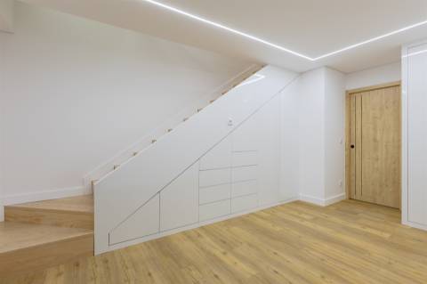 Estúdio/Apartamento TO Dúplex com Varanda/Jardim Privativo de 12.95m2 | Centro da Baixa do Porto