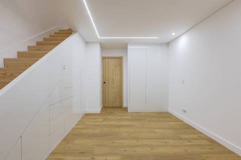 Estúdio/Apartamento TO Dúplex com Varanda/Jardim Privativo de 12.95m2 | Centro da Baixa do Porto
