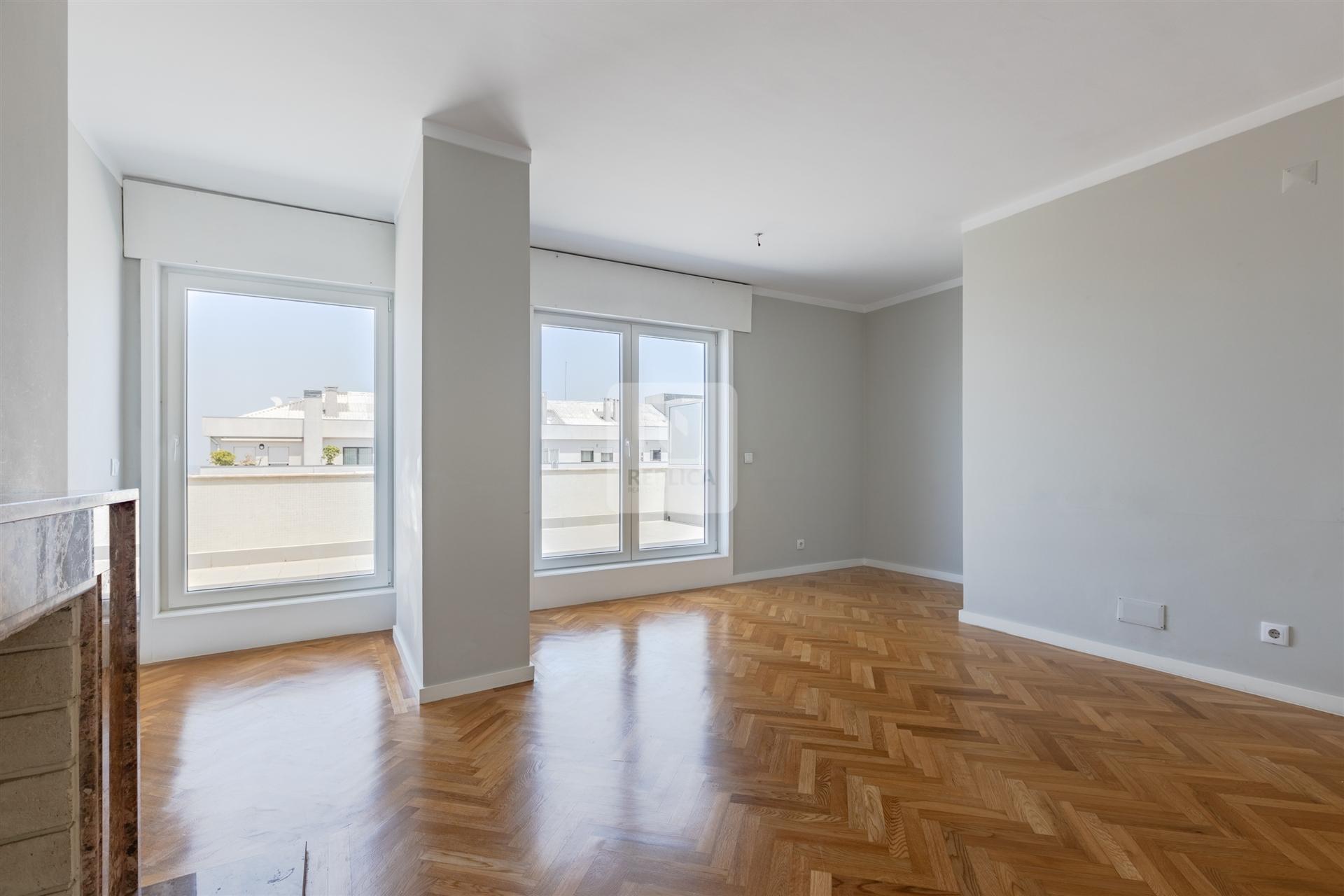 &#8203;&#8203;&#8203;&#8203;&#8203;&#8203;&#8203;Penthouse T3 com Terraço e Garagem próximo da Praça do Marquês