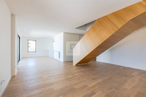 Apartamento T4 Duplex Novo | 2 terraços com 229 m2 na Alameda das Antas