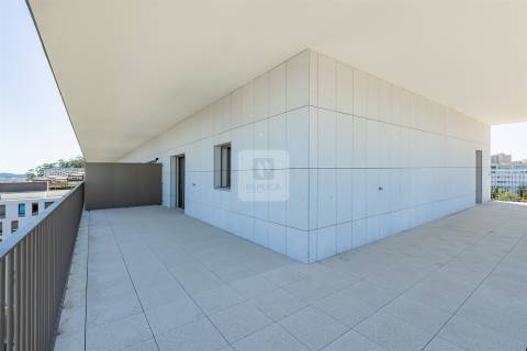 Apartamento T4 Duplex Novo | 2 terraços com 229 m2 na Alameda das Antas