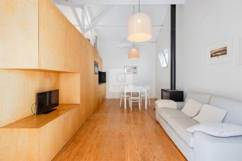 Moradia T0 Mobilada com Mezanine e Logradouro de 15m2 na Foz do Douro