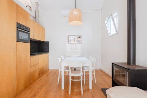 Moradia T0 Mobilada com Mezanine e Logradouro de 15m2 na Foz do Douro