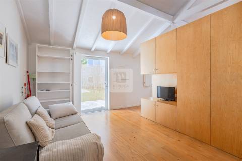 Moradia T0 Mobilada com Mezanine e Logradouro de 15m2 na Foz do Douro