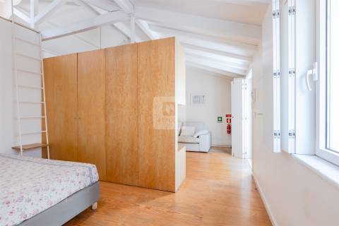 Moradia T0 Mobilada com Mezanine e Logradouro de 15m2 na Foz do Douro