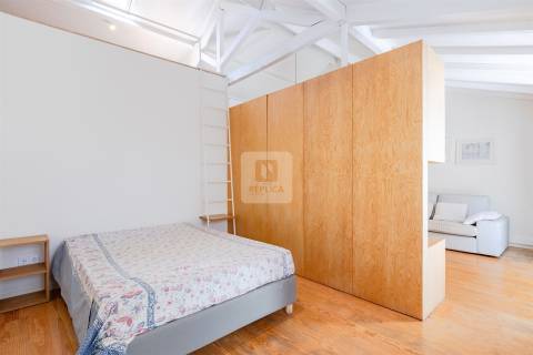 Moradia T0 Mobilada com Mezanine e Logradouro de 15m2 na Foz do Douro