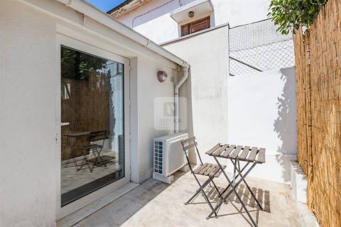 Moradia T0 Mobilada com Mezanine e Logradouro de 15m2 na Foz do Douro