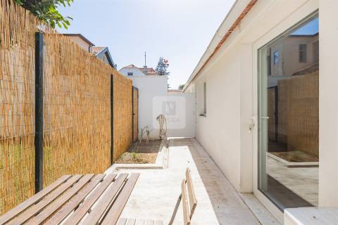 Moradia T0 Mobilada com Mezanine e Logradouro de 15m2 na Foz do Douro