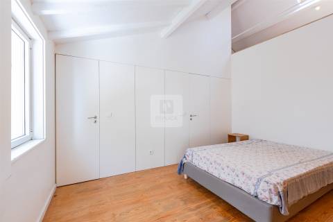 Moradia T0 Mobilada com Mezanine e Logradouro de 15m2 na Foz do Douro