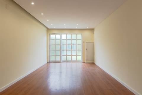 Moradia T5 com Jardim de 205 m2 no Bairro de Hollywood