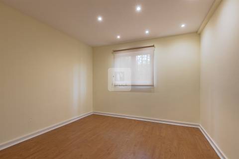 Moradia T5 com Jardim de 205 m2 no Bairro de Hollywood