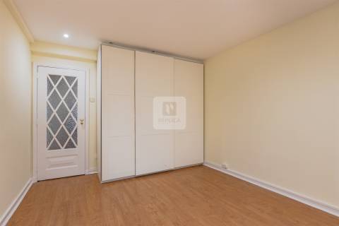 Moradia T5 com Jardim de 205 m2 no Bairro de Hollywood