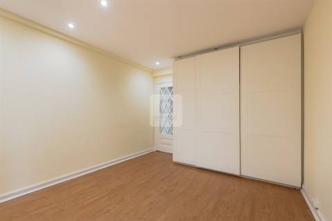 Moradia T5 com Jardim de 205 m2 no Bairro de Hollywood