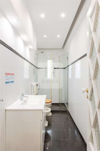 Moradia T5 com Jardim de 205 m2 no Bairro de Hollywood