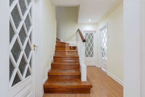 Moradia T5 com Jardim de 205 m2 no Bairro de Hollywood