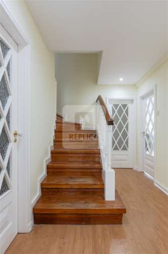 Moradia T5 com Jardim de 205 m2 no Bairro de Hollywood