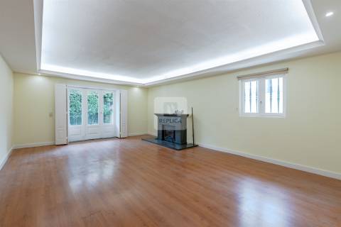 Moradia T5 com Jardim de 205 m2 no Bairro de Hollywood