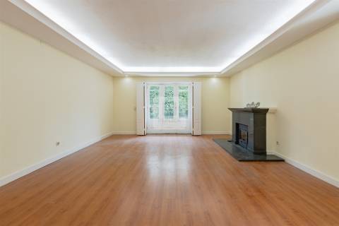 Moradia T5 com Jardim de 205 m2 no Bairro de Hollywood