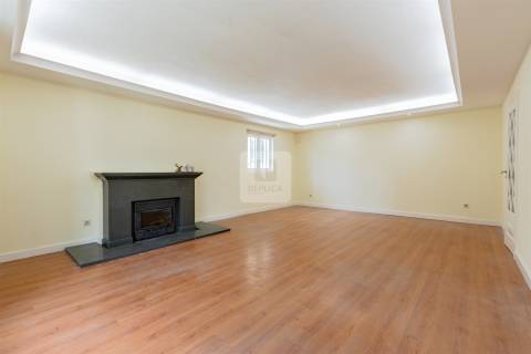 Moradia T5 com Jardim de 205 m2 no Bairro de Hollywood