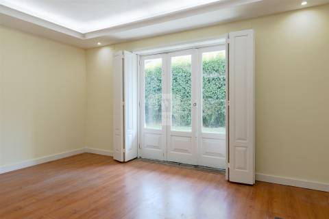 Moradia T5 com Jardim de 205 m2 no Bairro de Hollywood