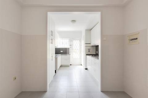 Moradia T5 com Jardim de 205 m2 no Bairro de Hollywood