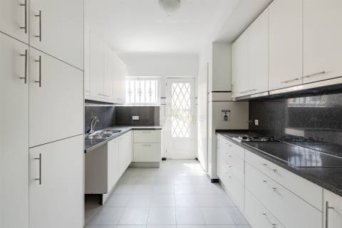Moradia T5 com Jardim de 205 m2 no Bairro de Hollywood