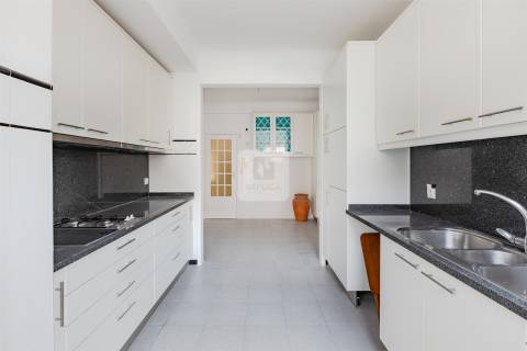 Moradia T5 com Jardim de 205 m2 no Bairro de Hollywood