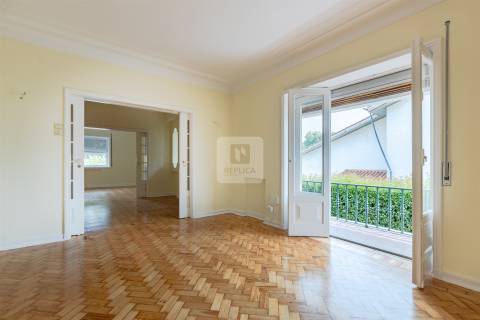 Moradia T5 com Jardim de 205 m2 no Bairro de Hollywood