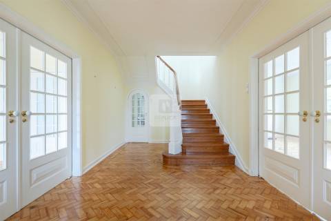 Moradia T5 com Jardim de 205 m2 no Bairro de Hollywood