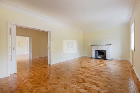 Moradia T5 com Jardim de 205 m2 no Bairro de Hollywood