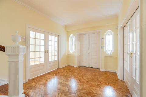 Moradia T5 com Jardim de 205 m2 no Bairro de Hollywood