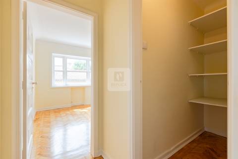 Moradia T5 com Jardim de 205 m2 no Bairro de Hollywood