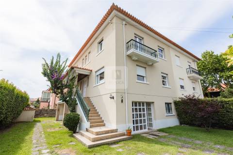 Moradia T5 com Jardim de 205 m2 no Bairro de Hollywood