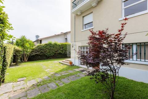 Moradia T5 com Jardim de 205 m2 no Bairro de Hollywood