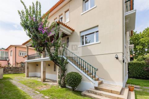 Moradia T5 com Jardim de 205 m2 no Bairro de Hollywood