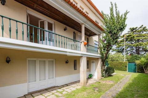 Moradia T5 com Jardim de 205 m2 no Bairro de Hollywood