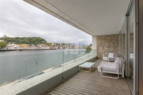 Apartamento T3 com Terraço e Vista Rio Douro | Cais do Cavaco