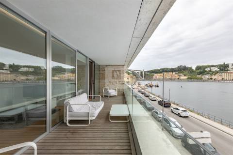 Apartamento T3 com Terraço e Vista Rio Douro | Cais do Cavaco